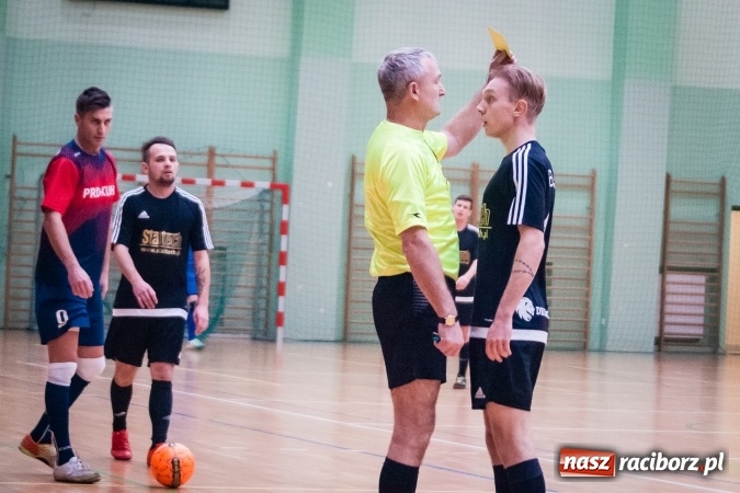 Zdjęcie w galerii na portalu naszraciborz.pl: Przedświąteczne starcia w HLPN. Wygrane Amatorów i PRD Kuhn. Remis Straży Pożarnej wiadomości z regionu