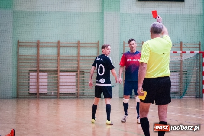 Zdjęcie w galerii na portalu naszraciborz.pl: Przedświąteczne starcia w HLPN. Wygrane Amatorów i PRD Kuhn. Remis Straży Pożarnej wiadomości z regionu