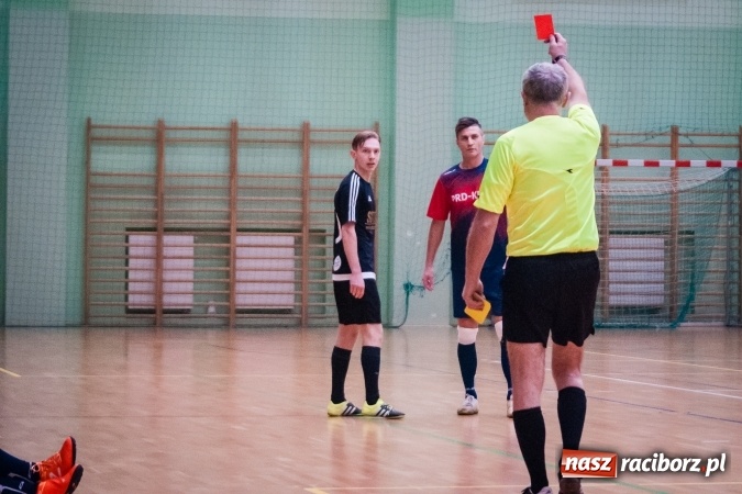 Zdjęcie w galerii na portalu naszraciborz.pl: Przedświąteczne starcia w HLPN. Wygrane Amatorów i PRD Kuhn. Remis Straży Pożarnej wiadomości z regionu