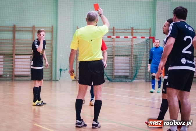 Zdjęcie w galerii na portalu naszraciborz.pl: Przedświąteczne starcia w HLPN. Wygrane Amatorów i PRD Kuhn. Remis Straży Pożarnej wiadomości z regionu