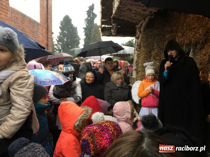 Zdjęcie w galerii na portalu naszraciborz.pl: Tak Jezus przyszedł na świat - żywa szopka w Brzeziu wiadomości z regionu