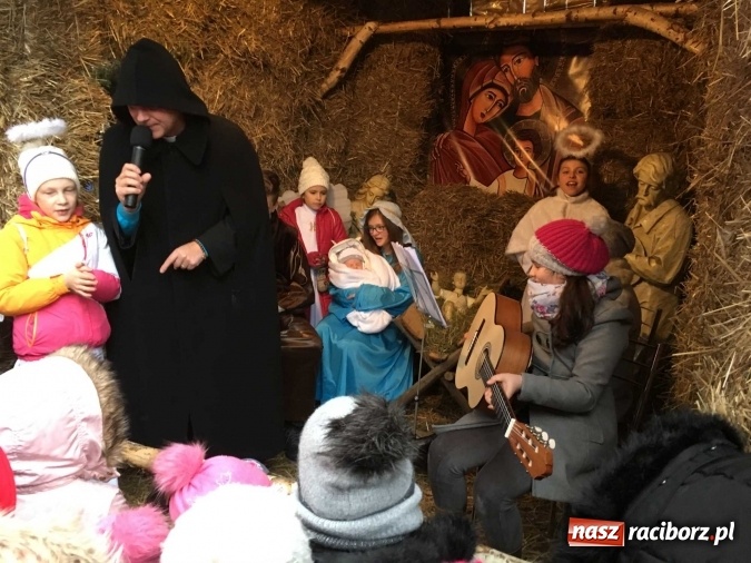 Zdjęcie w galerii na portalu naszraciborz.pl: Tak Jezus przyszedł na świat - żywa szopka w Brzeziu wiadomości z regionu
