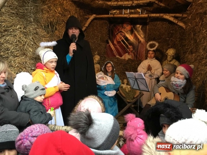 Zdjęcie w galerii na portalu naszraciborz.pl: Tak Jezus przyszedł na świat - żywa szopka w Brzeziu wiadomości z regionu