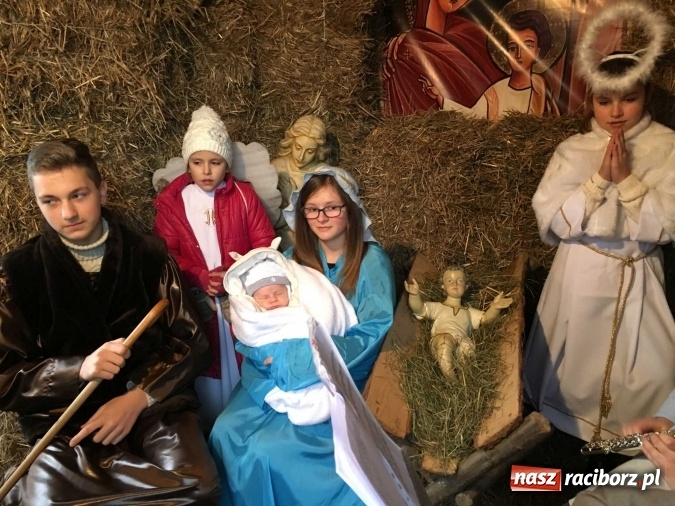 Zdjęcie w galerii na portalu naszraciborz.pl: Tak Jezus przyszedł na świat - żywa szopka w Brzeziu wiadomości z regionu