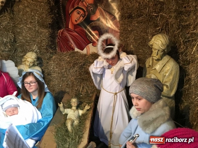 Zdjęcie w galerii na portalu naszraciborz.pl: Tak Jezus przyszedł na świat - żywa szopka w Brzeziu wiadomości z regionu