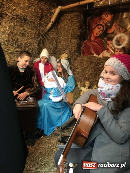 Zdjęcie w galerii na portalu naszraciborz.pl: Tak Jezus przyszedł na świat - żywa szopka w Brzeziu wiadomości z regionu