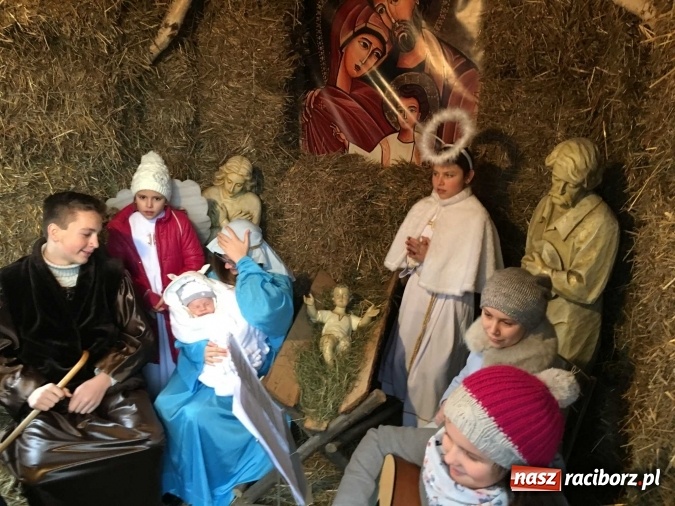 Zdjęcie w galerii na portalu naszraciborz.pl: Tak Jezus przyszedł na świat - żywa szopka w Brzeziu wiadomości z regionu