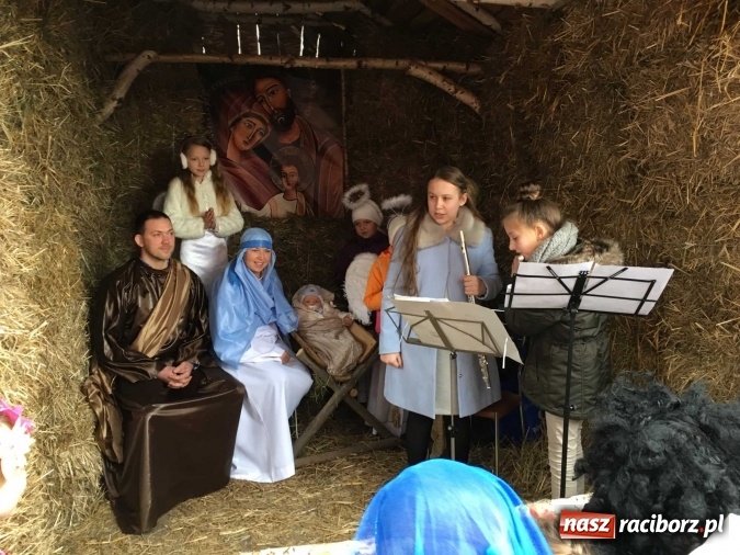 Zdjęcie w galerii na portalu naszraciborz.pl: Mali kolędnicy misyjni ruszają z gwiazdą nadziei do domów w całym powiecie raciborskim wiadomości z regionu