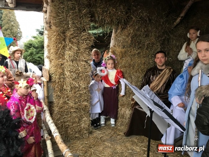 Zdjęcie w galerii na portalu naszraciborz.pl: Mali kolędnicy misyjni ruszają z gwiazdą nadziei do domów w całym powiecie raciborskim wiadomości z regionu