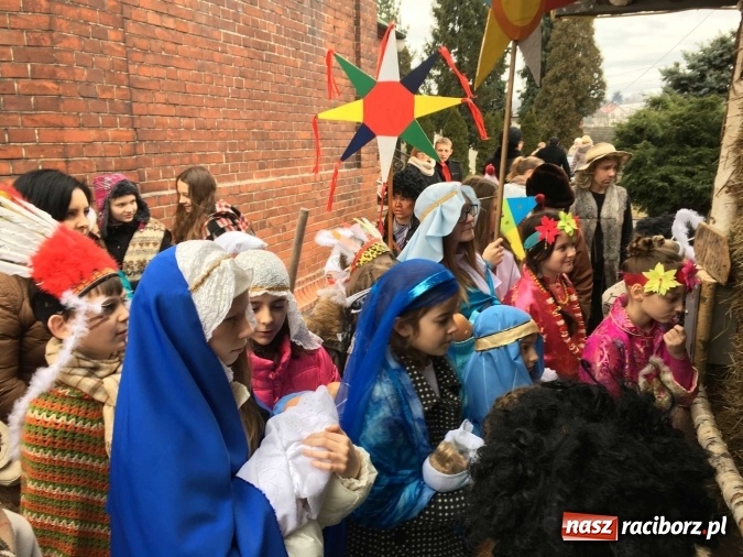 Zdjęcie w galerii na portalu naszraciborz.pl: Mali kolędnicy misyjni ruszają z gwiazdą nadziei do domów w całym powiecie raciborskim wiadomości z regionu