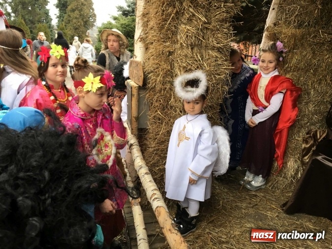 Zdjęcie w galerii na portalu naszraciborz.pl: Mali kolędnicy misyjni ruszają z gwiazdą nadziei do domów w całym powiecie raciborskim wiadomości z regionu