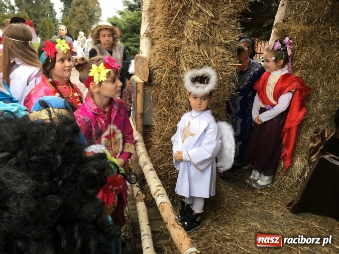 Zdjęcie w galerii na portalu naszraciborz.pl: Mali kolędnicy misyjni ruszają z gwiazdą nadziei do domów w całym powiecie raciborskim wiadomości z regionu
