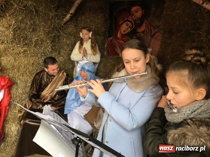 Zdjęcie w galerii na portalu naszraciborz.pl: Mali kolędnicy misyjni ruszają z gwiazdą nadziei do domów w całym powiecie raciborskim wiadomości z regionu