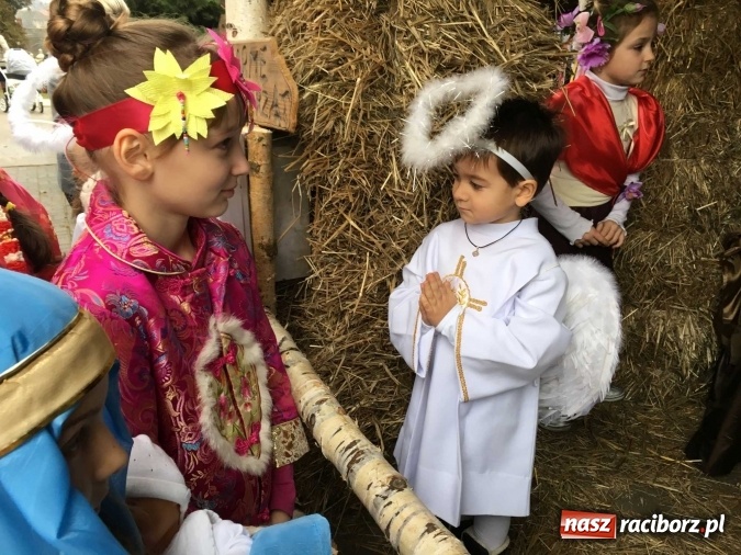 Zdjęcie w galerii na portalu naszraciborz.pl: Mali kolędnicy misyjni ruszają z gwiazdą nadziei do domów w całym powiecie raciborskim wiadomości z regionu