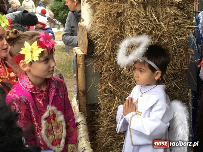 Zdjęcie w galerii na portalu naszraciborz.pl: Mali kolędnicy misyjni ruszają z gwiazdą nadziei do domów w całym powiecie raciborskim wiadomości z regionu