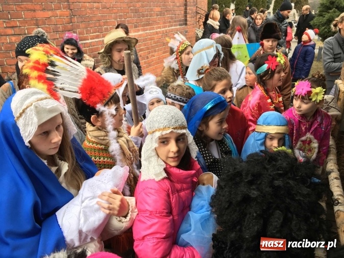 Zdjęcie w galerii na portalu naszraciborz.pl: Mali kolędnicy misyjni ruszają z gwiazdą nadziei do domów w całym powiecie raciborskim wiadomości z regionu