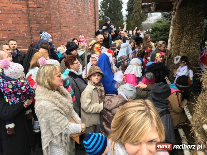 Zdjęcie w galerii na portalu naszraciborz.pl: Mali kolędnicy misyjni ruszają z gwiazdą nadziei do domów w całym powiecie raciborskim wiadomości z regionu