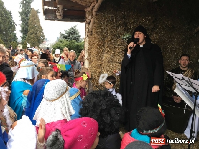 Zdjęcie w galerii na portalu naszraciborz.pl: Mali kolędnicy misyjni ruszają z gwiazdą nadziei do domów w całym powiecie raciborskim wiadomości z regionu