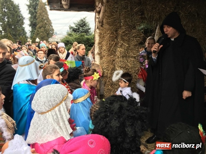 Zdjęcie w galerii na portalu naszraciborz.pl: Mali kolędnicy misyjni ruszają z gwiazdą nadziei do domów w całym powiecie raciborskim wiadomości z regionu