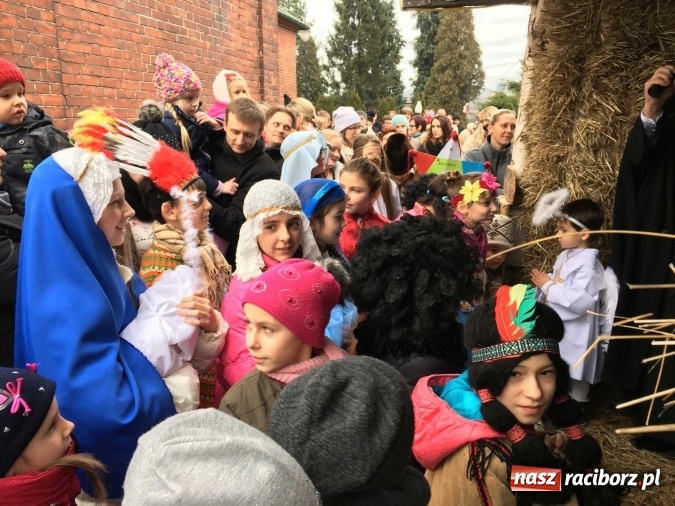 Zdjęcie w galerii na portalu naszraciborz.pl: Mali kolędnicy misyjni ruszają z gwiazdą nadziei do domów w całym powiecie raciborskim wiadomości z regionu