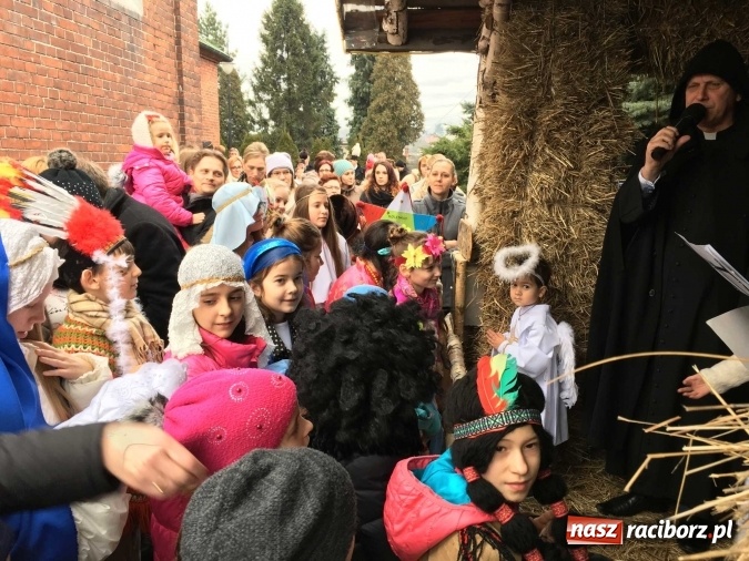 Zdjęcie w galerii na portalu naszraciborz.pl: Mali kolędnicy misyjni ruszają z gwiazdą nadziei do domów w całym powiecie raciborskim wiadomości z regionu
