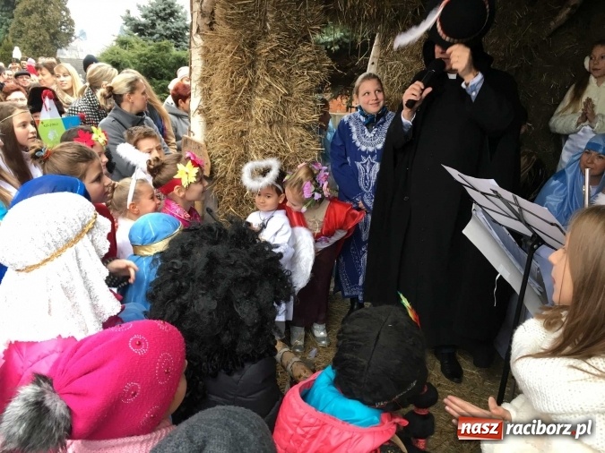 Zdjęcie w galerii na portalu naszraciborz.pl: Mali kolędnicy misyjni ruszają z gwiazdą nadziei do domów w całym powiecie raciborskim wiadomości z regionu