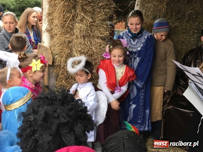Zdjęcie w galerii na portalu naszraciborz.pl: Mali kolędnicy misyjni ruszają z gwiazdą nadziei do domów w całym powiecie raciborskim wiadomości z regionu