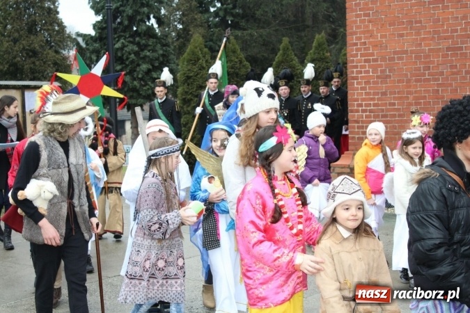 Zdjęcie w galerii na portalu naszraciborz.pl: Mali kolędnicy misyjni ruszają z gwiazdą nadziei do domów w całym powiecie raciborskim wiadomości z regionu