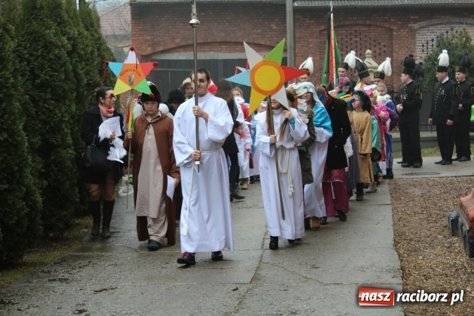 Zdjęcie w galerii na portalu naszraciborz.pl: Mali kolędnicy misyjni ruszają z gwiazdą nadziei do domów w całym powiecie raciborskim wiadomości z regionu