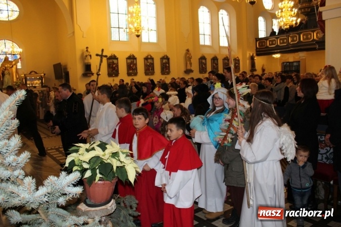Zdjęcie w galerii na portalu naszraciborz.pl: Mali kolędnicy misyjni ruszają z gwiazdą nadziei do domów w całym powiecie raciborskim wiadomości z regionu
