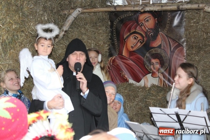 Zdjęcie w galerii na portalu naszraciborz.pl: Mali kolędnicy misyjni ruszają z gwiazdą nadziei do domów w całym powiecie raciborskim wiadomości z regionu