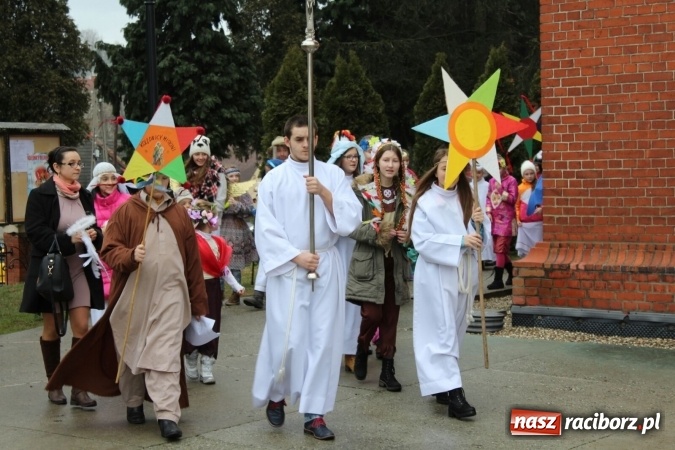 Zdjęcie w galerii na portalu naszraciborz.pl: Mali kolędnicy misyjni ruszają z gwiazdą nadziei do domów w całym powiecie raciborskim wiadomości z regionu