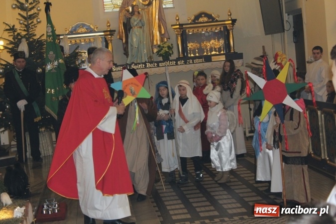 Zdjęcie w galerii na portalu naszraciborz.pl: Mali kolędnicy misyjni ruszają z gwiazdą nadziei do domów w całym powiecie raciborskim wiadomości z regionu
