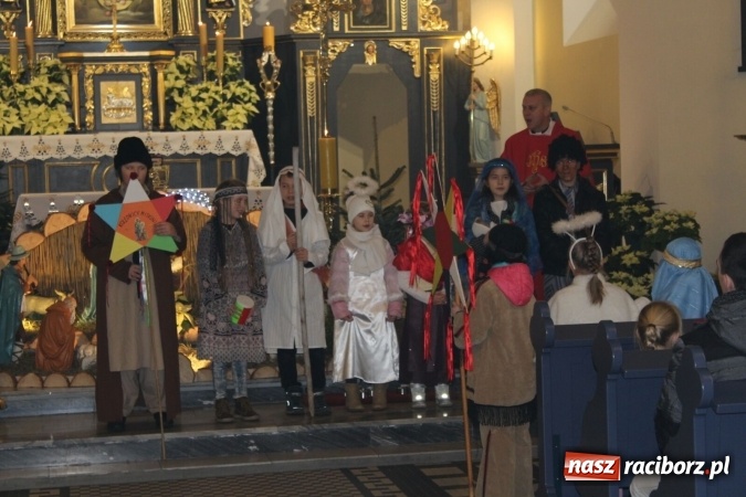 Zdjęcie w galerii na portalu naszraciborz.pl: Mali kolędnicy misyjni ruszają z gwiazdą nadziei do domów w całym powiecie raciborskim wiadomości z regionu