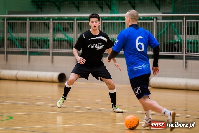 Zdjęcie w galerii na portalu naszraciborz.pl: Poniedziałkowe emocje w Halowej Lidze Piłki Nożnej wiadomości z regionu