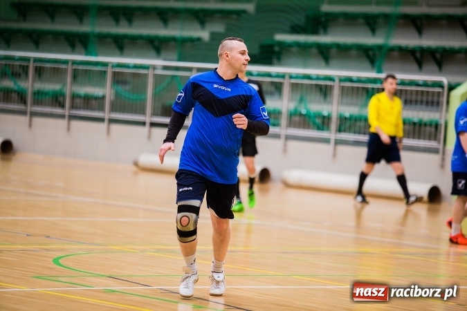 Zdjęcie w galerii na portalu naszraciborz.pl: Poniedziałkowe emocje w Halowej Lidze Piłki Nożnej wiadomości z regionu