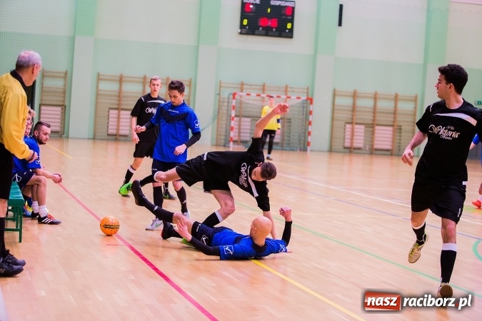 Zdjęcie w galerii na portalu naszraciborz.pl: Poniedziałkowe emocje w Halowej Lidze Piłki Nożnej wiadomości z regionu
