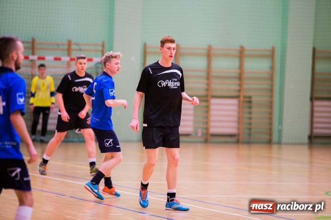 Zdjęcie w galerii na portalu naszraciborz.pl: Poniedziałkowe emocje w Halowej Lidze Piłki Nożnej wiadomości z regionu