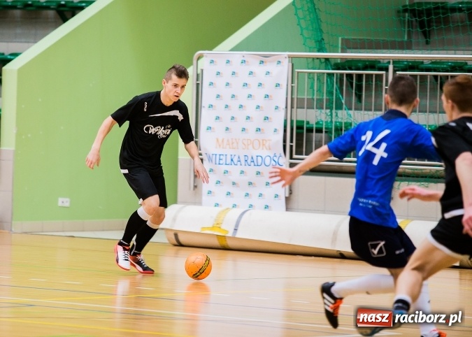 Zdjęcie w galerii na portalu naszraciborz.pl: Poniedziałkowe emocje w Halowej Lidze Piłki Nożnej wiadomości z regionu