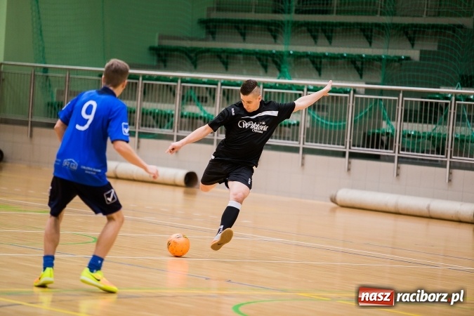 Zdjęcie w galerii na portalu naszraciborz.pl: Poniedziałkowe emocje w Halowej Lidze Piłki Nożnej wiadomości z regionu
