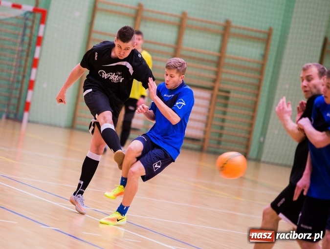 Zdjęcie w galerii na portalu naszraciborz.pl: Poniedziałkowe emocje w Halowej Lidze Piłki Nożnej wiadomości z regionu