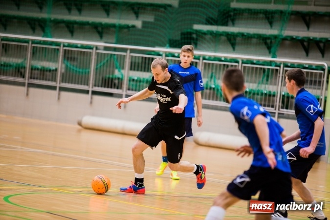 Zdjęcie w galerii na portalu naszraciborz.pl: Poniedziałkowe emocje w Halowej Lidze Piłki Nożnej wiadomości z regionu