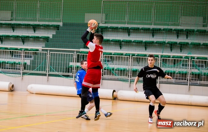Zdjęcie w galerii na portalu naszraciborz.pl: Poniedziałkowe emocje w Halowej Lidze Piłki Nożnej wiadomości z regionu