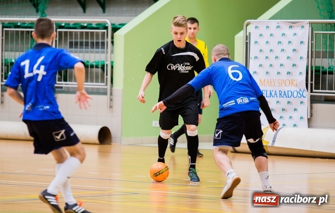 Zdjęcie w galerii na portalu naszraciborz.pl: Poniedziałkowe emocje w Halowej Lidze Piłki Nożnej wiadomości z regionu
