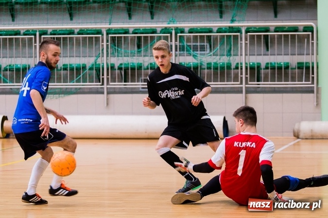 Zdjęcie w galerii na portalu naszraciborz.pl: Poniedziałkowe emocje w Halowej Lidze Piłki Nożnej wiadomości z regionu