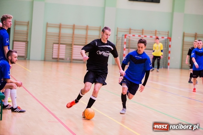 Zdjęcie w galerii na portalu naszraciborz.pl: Poniedziałkowe emocje w Halowej Lidze Piłki Nożnej wiadomości z regionu