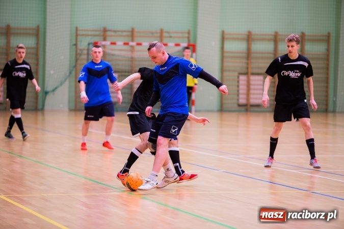 Zdjęcie w galerii na portalu naszraciborz.pl: Poniedziałkowe emocje w Halowej Lidze Piłki Nożnej wiadomości z regionu