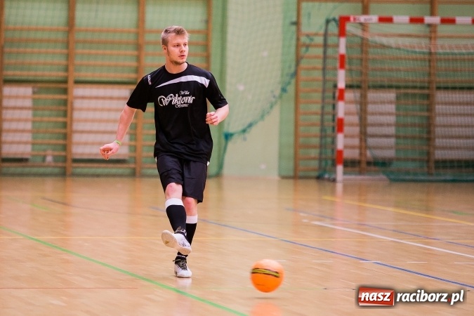 Zdjęcie w galerii na portalu naszraciborz.pl: Poniedziałkowe emocje w Halowej Lidze Piłki Nożnej wiadomości z regionu