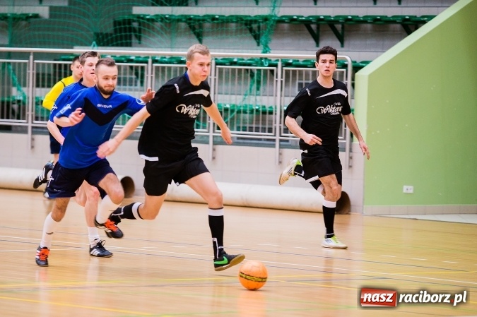 Zdjęcie w galerii na portalu naszraciborz.pl: Poniedziałkowe emocje w Halowej Lidze Piłki Nożnej wiadomości z regionu