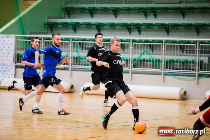 Zdjęcie w galerii na portalu naszraciborz.pl: Poniedziałkowe emocje w Halowej Lidze Piłki Nożnej wiadomości z regionu